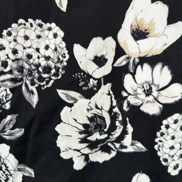 WHITE HOUSE BLACK MARKET Black & White Floral Skirt | Size 12 - Picture 2 of 8
